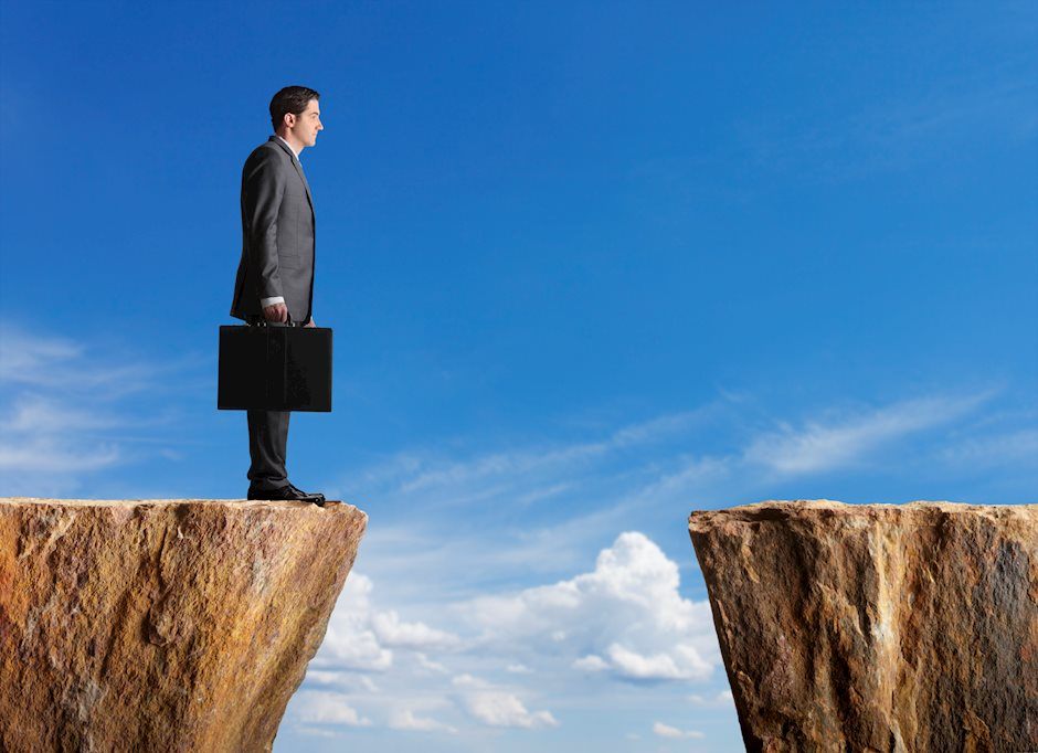 Effective Strategies for Trading Forex Gaps
Trading forex gaps successfully requires a clear strategy and disciplined risk management. Here are some effective approaches traders use:
Gap Filling Strategy
The gap fill strategy is based on the principle that markets tend to "fill the gap" by retracing back to the pre-gap price. Traders employing this approach enter positions anticipating that prices will eventually return to the previous week's closing levels. This strategy works particularly well with smaller gaps and markets showing early signs of retracement.
Trend Following Approach
Traders who use a trend-following approach focus on gaps as strong indicators of sustained market momentum. When identifying breakaway or continuation gaps, traders often position themselves in the direction of the gap, using trend-following indicators like moving averages and RSI to confirm market strength.
Reversal Strategy for Exhaustion Gaps
When an exhaustion gap forms after an extended move, traders prepare for a reversal by looking for confirmation from technical signals such as candlestick patterns or divergence indicators. This strategy requires traders to carefully assess market sentiment and timing, managing risks with tighter stop-loss orders.